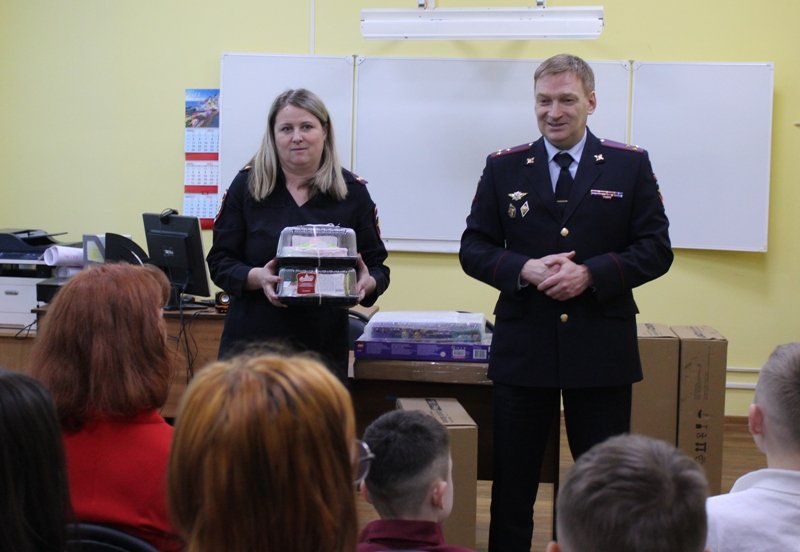 В Березниках полицейские устроили новогодний сюрприз для детей из Центра помощи детям